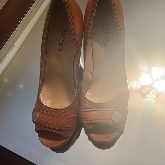 MICHAEL KORS LEATHER HEELS - Picture 5 of 9